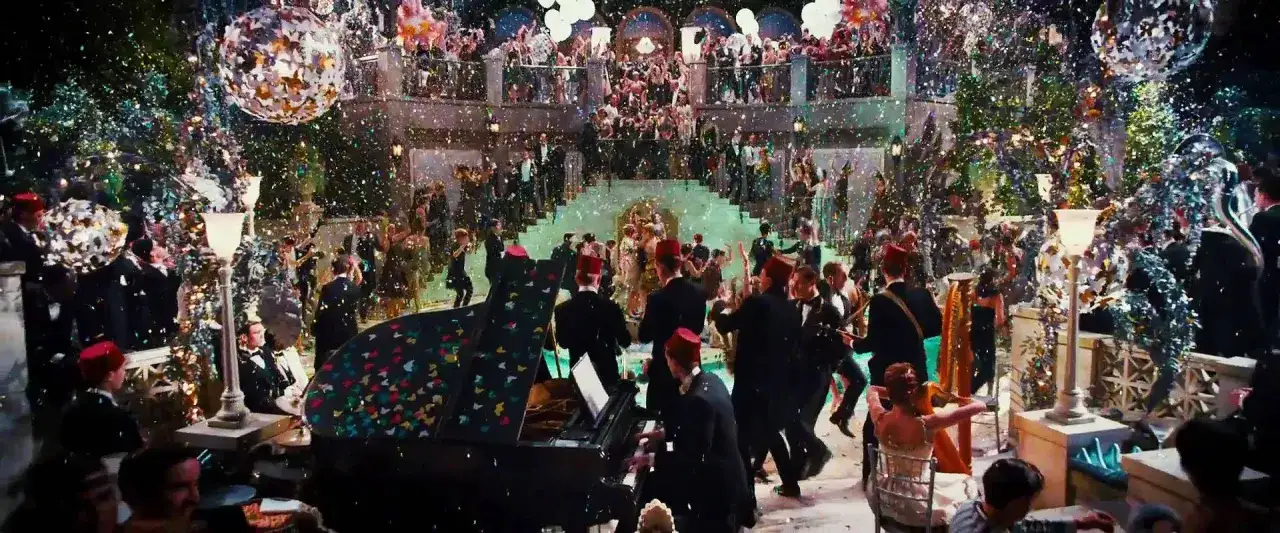 Impreza w stylu **Great Gatsby** z konfetti, muzyką na żywo i tańczącymi gośćmi w eleganckich strojach.