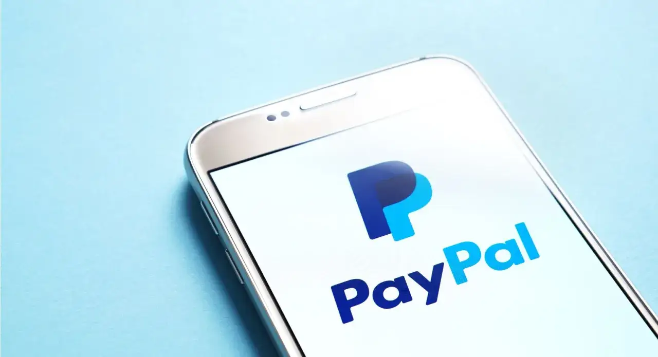 Smartfon z logo PayPal. Dowiedz się, jak działa PayPal i jak łatwo płacić online.