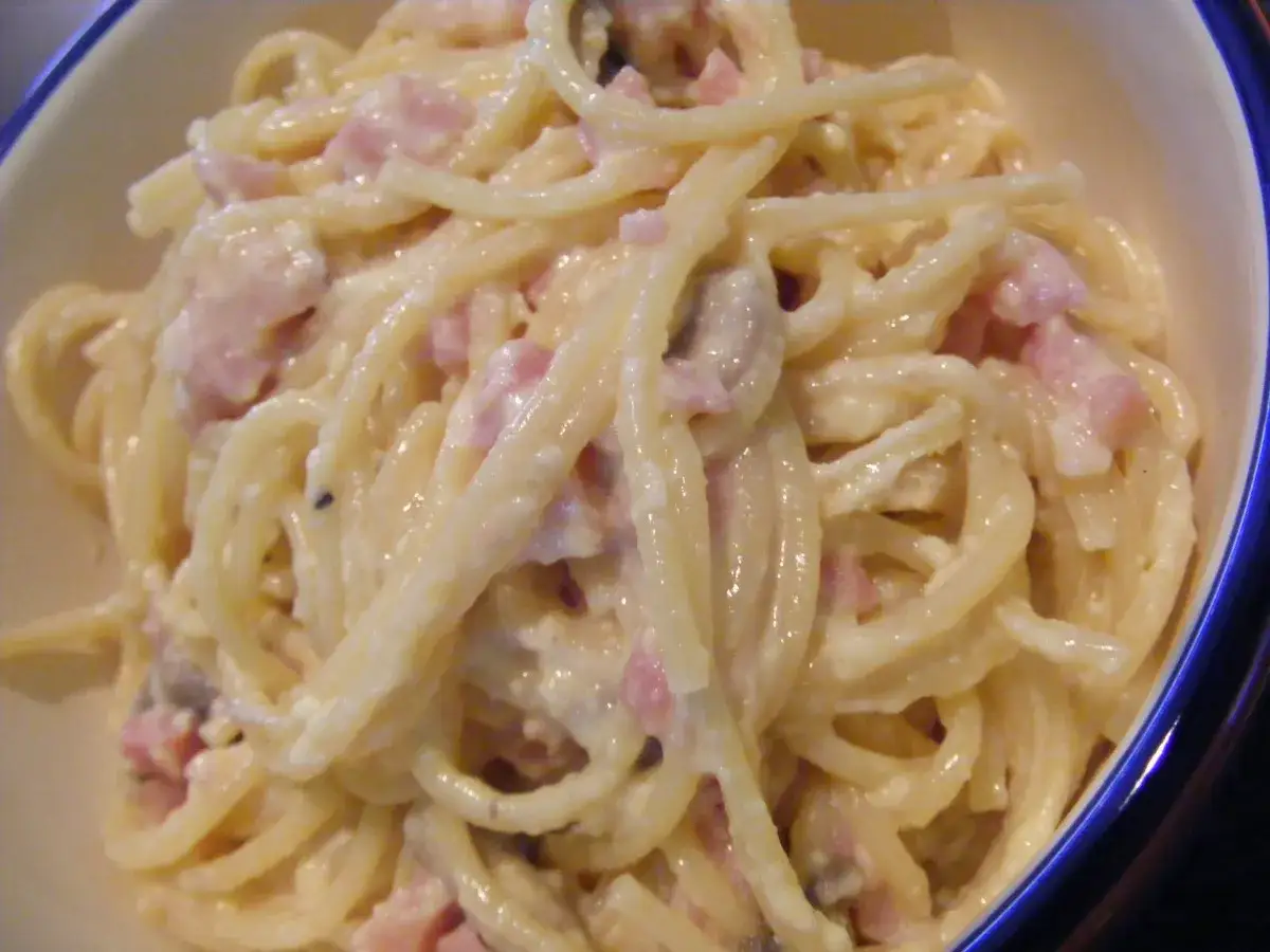 Eine Portion cremiger Spaghetti mit Schinken und einer k&ouml;stlichen Carbonara-Sauce.