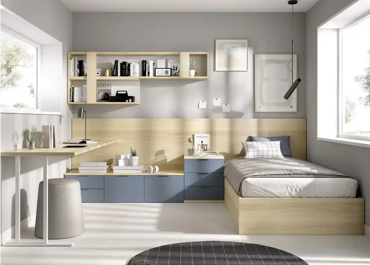 Habitación moderna con cama juvenil 135x190, escritorio, estanterías y almacenaje integrado.