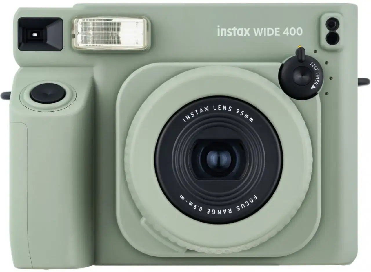 Zielony aparat Instax Wide 400 z obiektywem 95 mm. Idealny do szerokich ujęć, pozwala uchwycić więcej wspomnień.