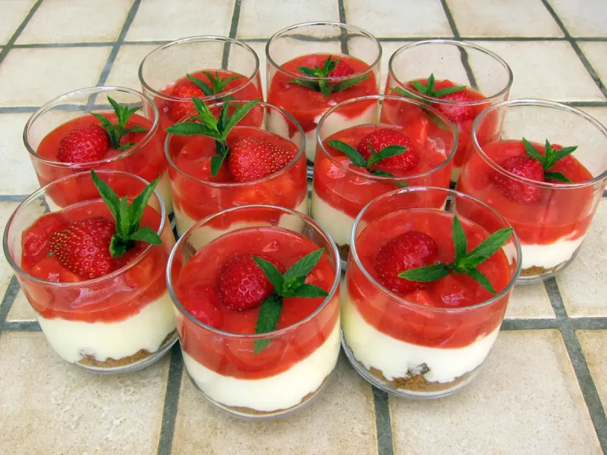 Douze verrines de tiramisu fraises spéculoos, garnies de fraises fraîches et de menthe.