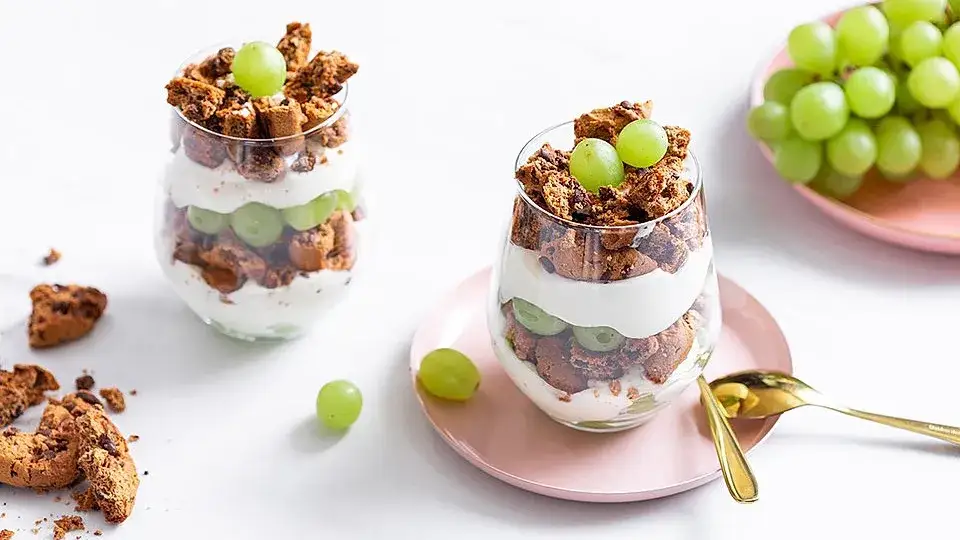 Trauben Keks Schichtdessert im Glas