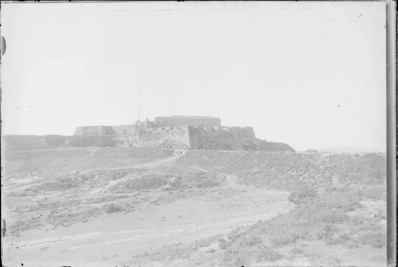 El castro de Formigueiros, una fortaleza de piedra en lo alto de una colina, se alza imponente sobre un paisaje árido.