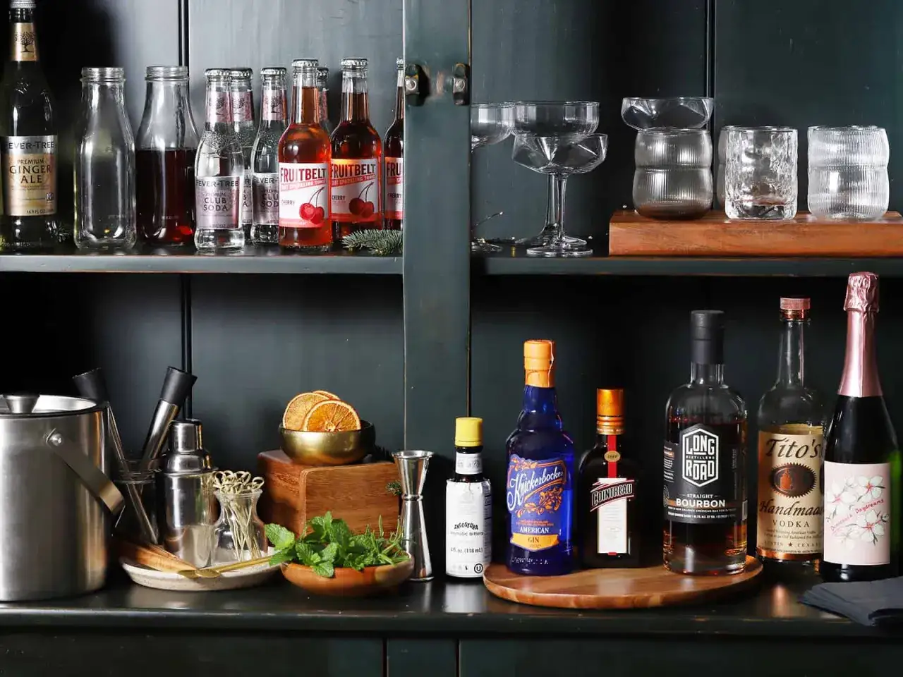 En bar med flaskor, glas och ingredienser f&ouml;r drinkar. H&auml;r finns allt f&ouml;r att skapa ditt favoritrecept.