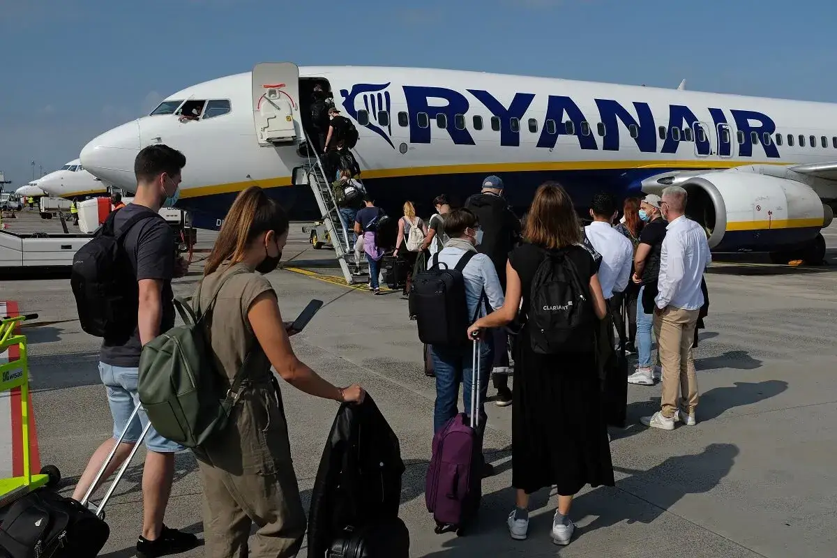 Pasażerowie w kolejce do samolotu Ryanair, gotowi do wejścia na pokład. Tak wygląda odprawa Ryanair.