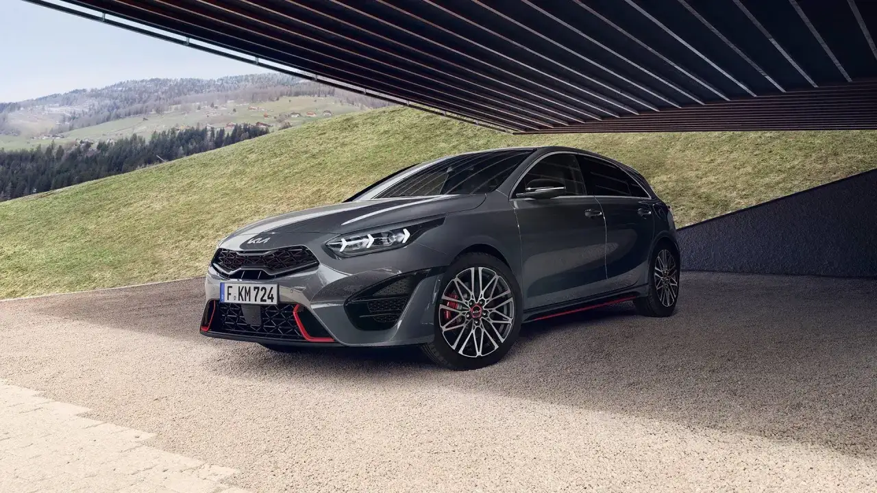 Un Kia Ceed gris deportivo, listo para una prueba de manejo en un entorno montañoso.