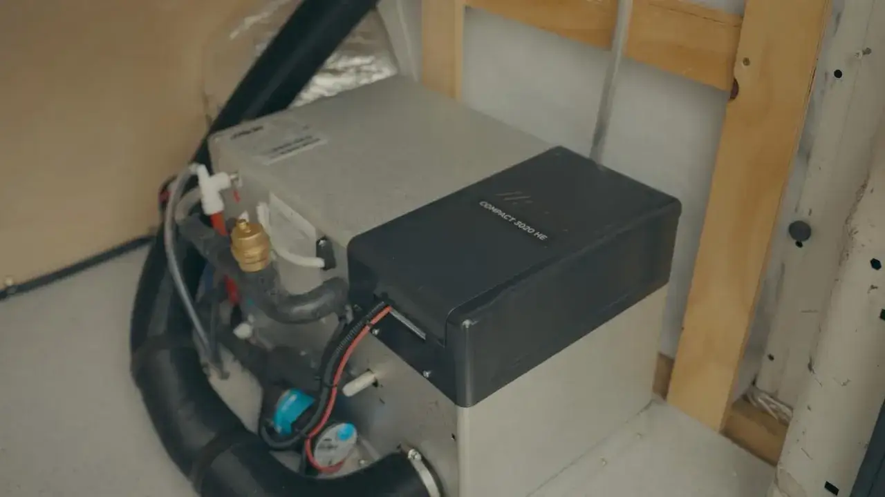 Alde 3020 HE v&auml;rmesystem i en husbil, redo f&ouml;r installation eller fels&ouml;kning.