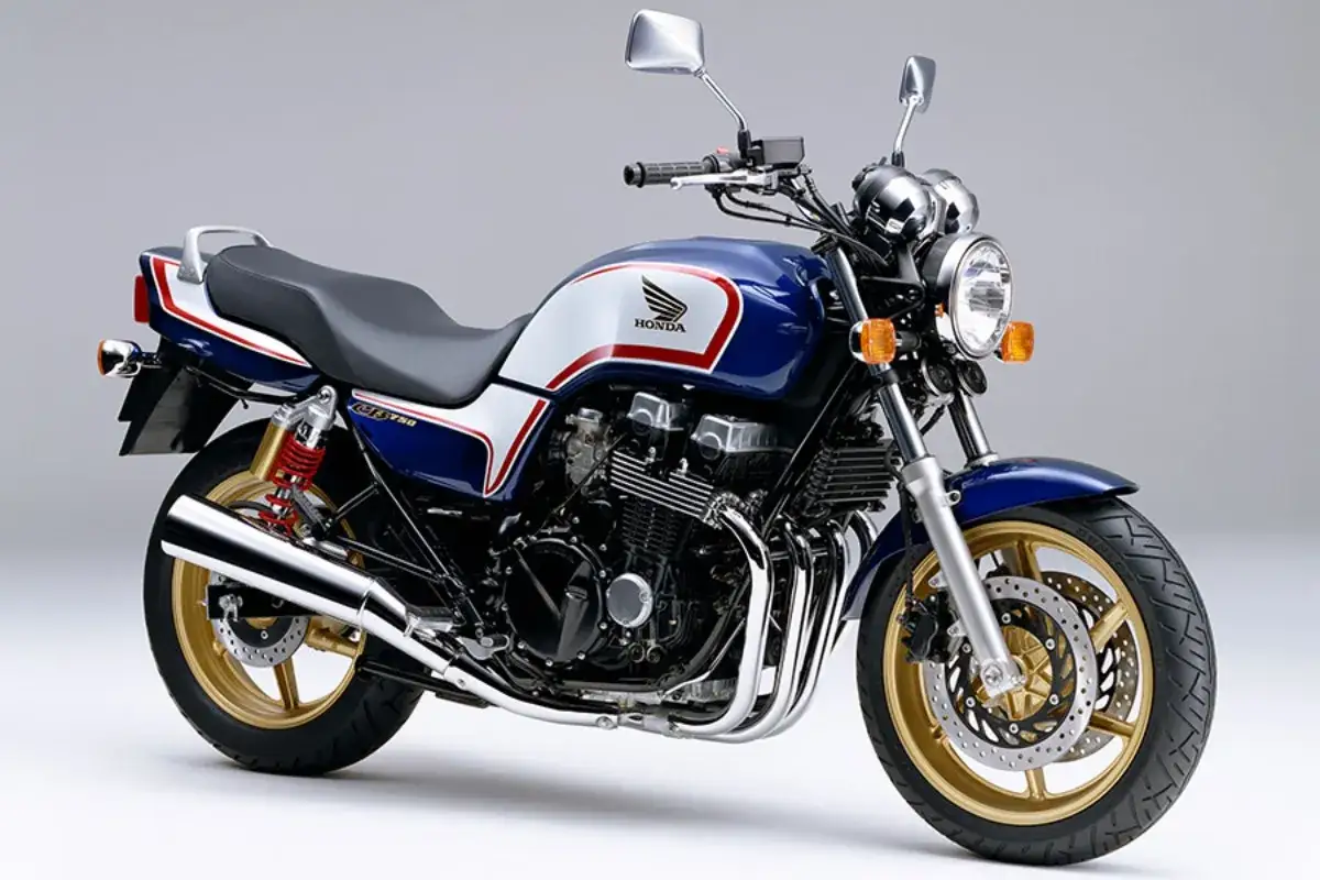 Klasyczny motocykl Honda CB 750 Seven Fifty w niebiesko-biało-czerwonych barwach. Poznaj jego honda cb 750 seven fifty dane techniczne.