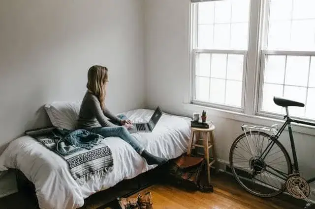 różne formy zakwaterowania: couchsurfing, house sitting, hostel