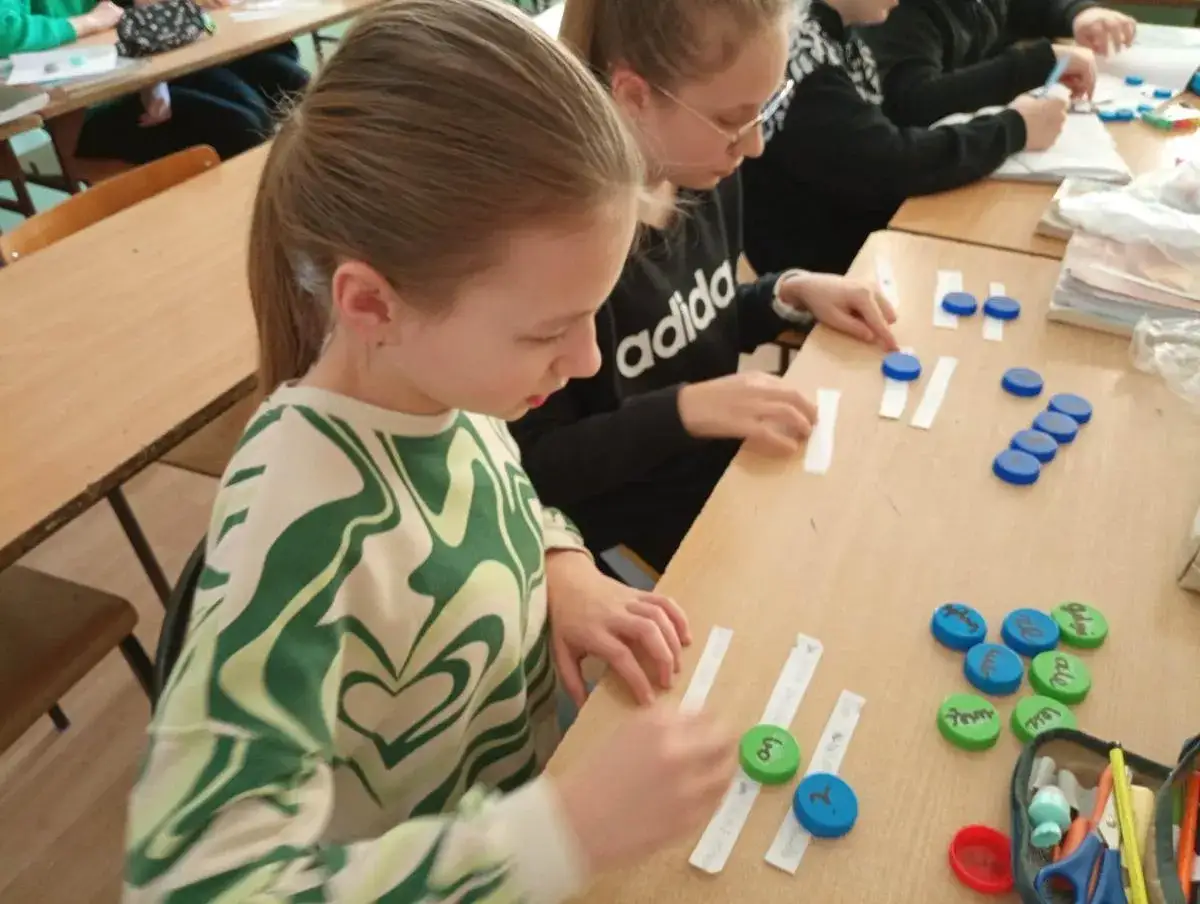 Uczeń klasy 5 odrabiający lekcje z języka polskiego w domu