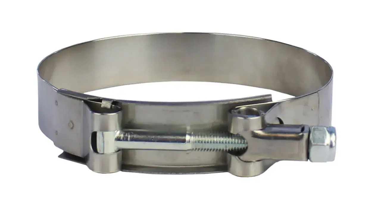 Abrazadera de metal plateado con tornillo y tuerca, lista para asegurar cualquier tubo.