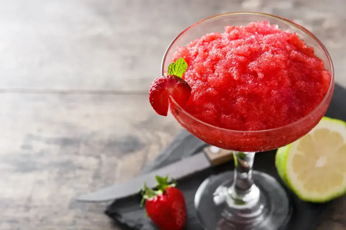 Różne smaki sorbetów owocowych w pucharkach