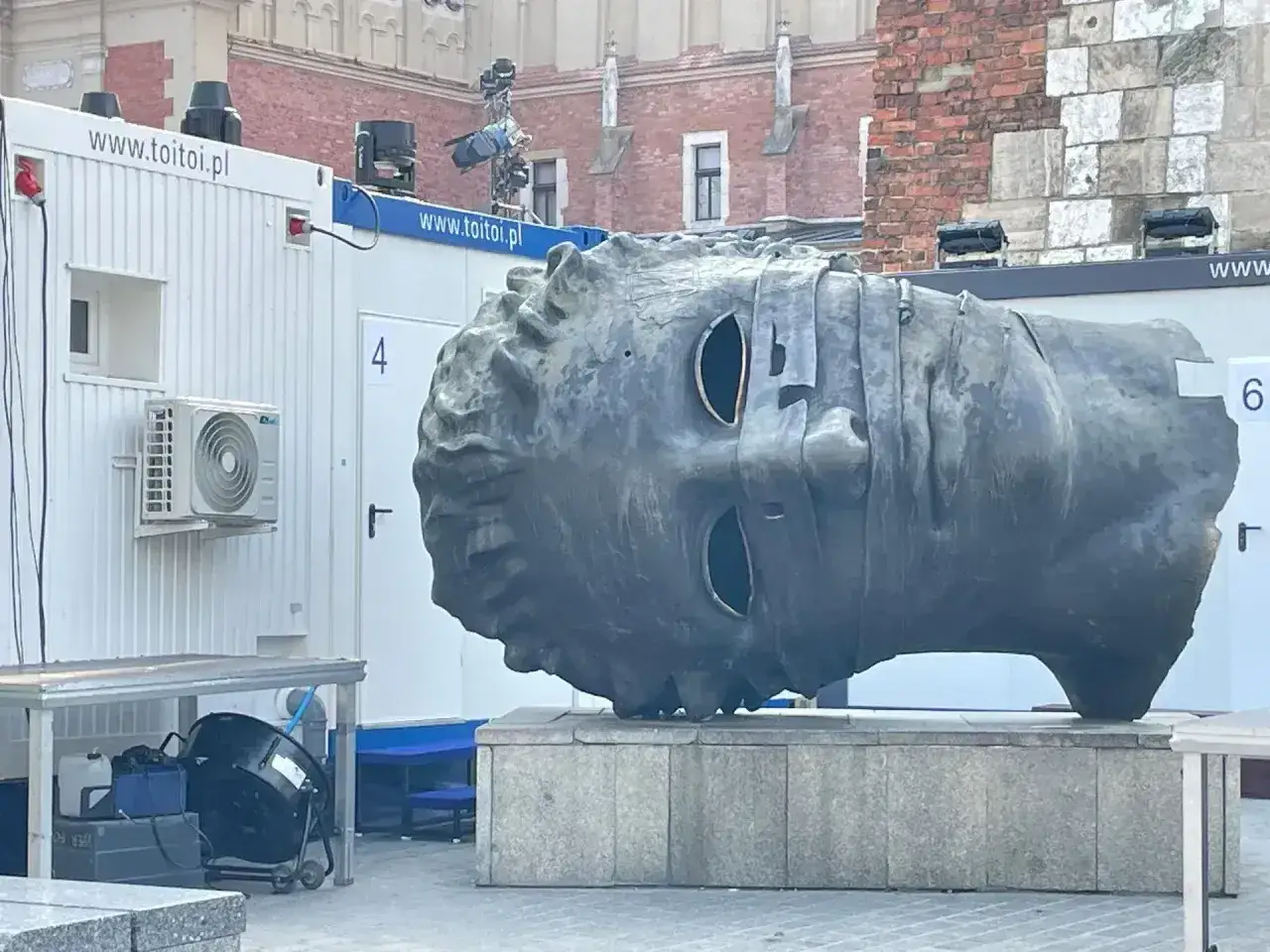 Monumentalna głowa Igora Mitoraja 