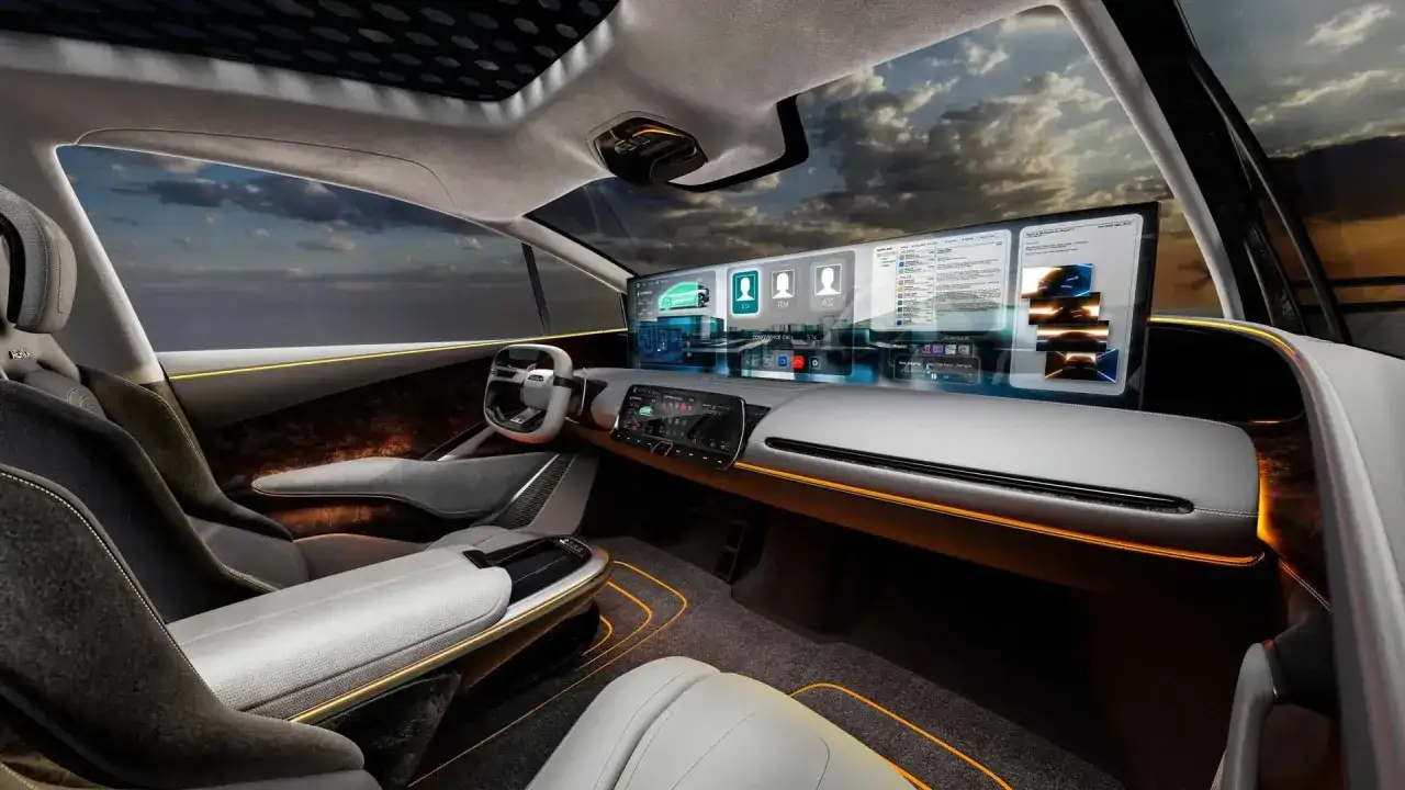 Wnętrze luksusowego **Mercedes EQS SUV** z panoramicznym ekranem, futurystycznym designem i ambientowym oświetleniem.