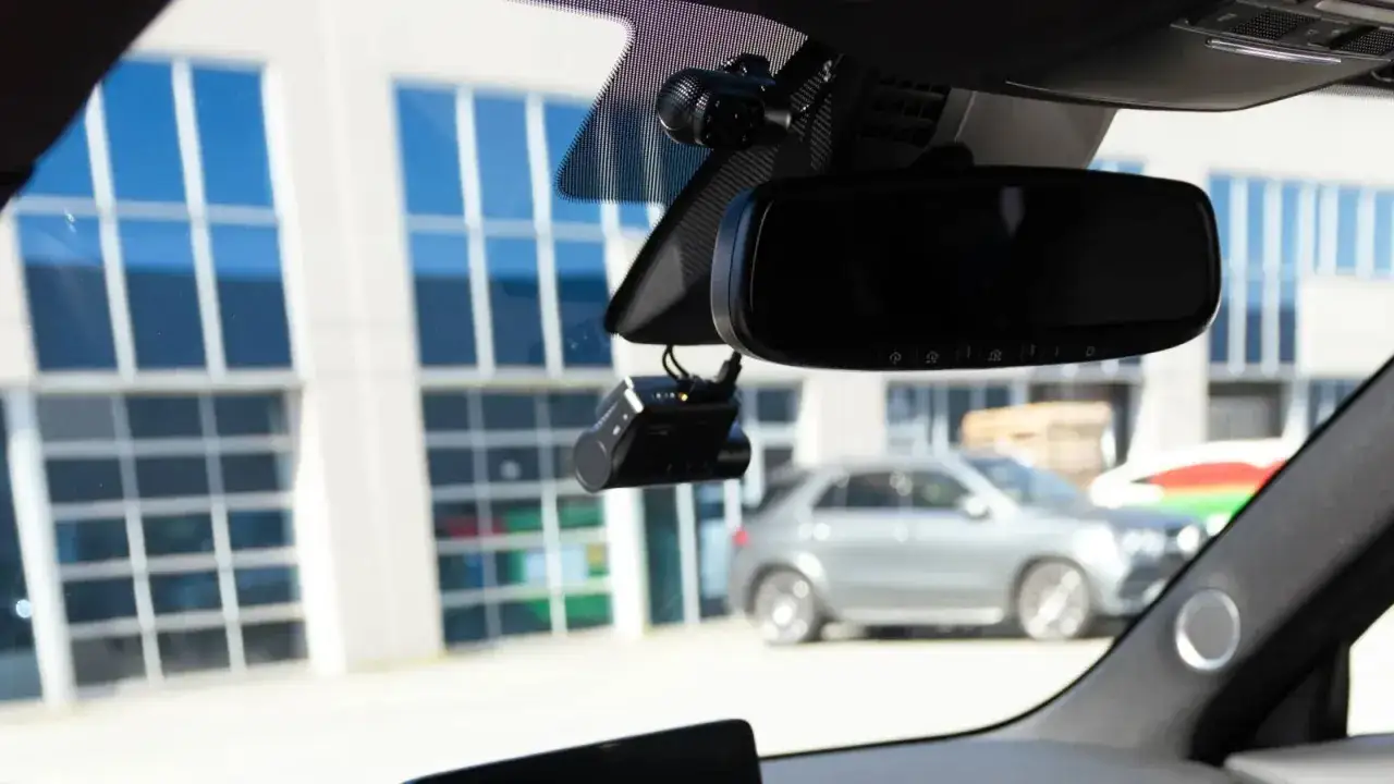 Kompakte Dashcam, ideal f&uuml;r die Sicherheit im Stra&szlig;enverkehr. ADAC-empfohlen f&uuml;r zuverl&auml;ssige Aufnahmen.