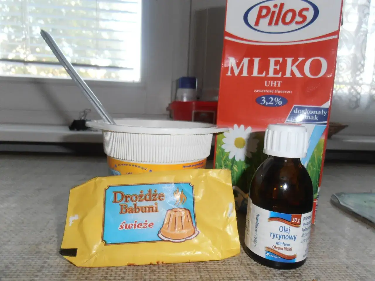 Domowy przepis na piękne włosy: drożdże Babuni, mleko i olej rycynowy.