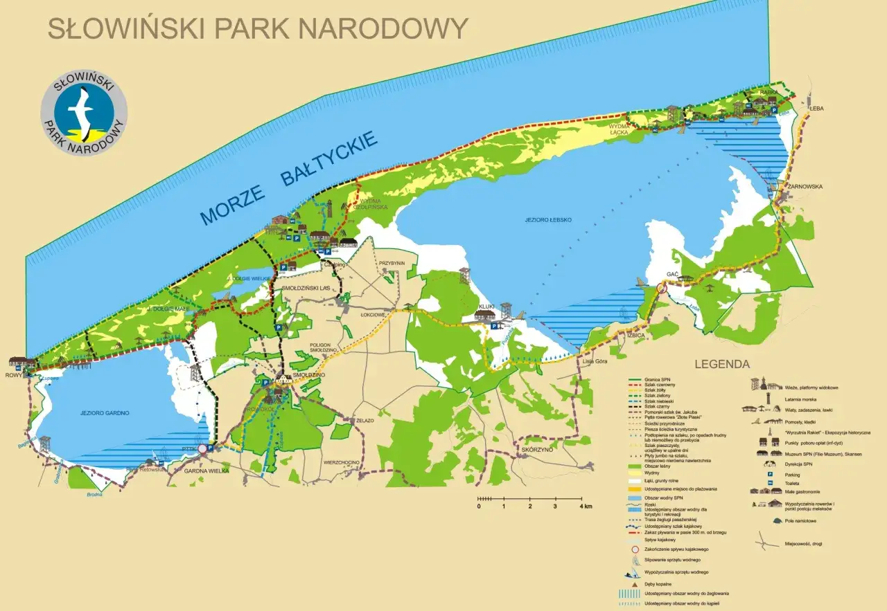 Mapa Słowińskiego Parku Narodowego z zaznaczonymi szlakami, jeziorami, wydmami i miejscowościami. Idealne miejsce na spacer z psem.