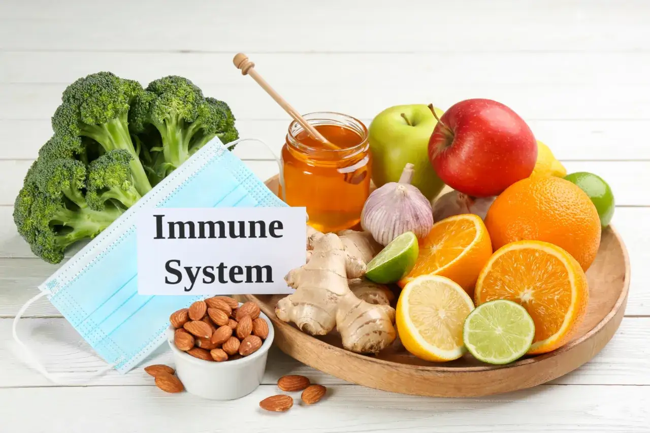 Broccoli, aglio, zenzero, agrumi, miele e mandorle: alimenti per rafforzare il sistema immunitario.