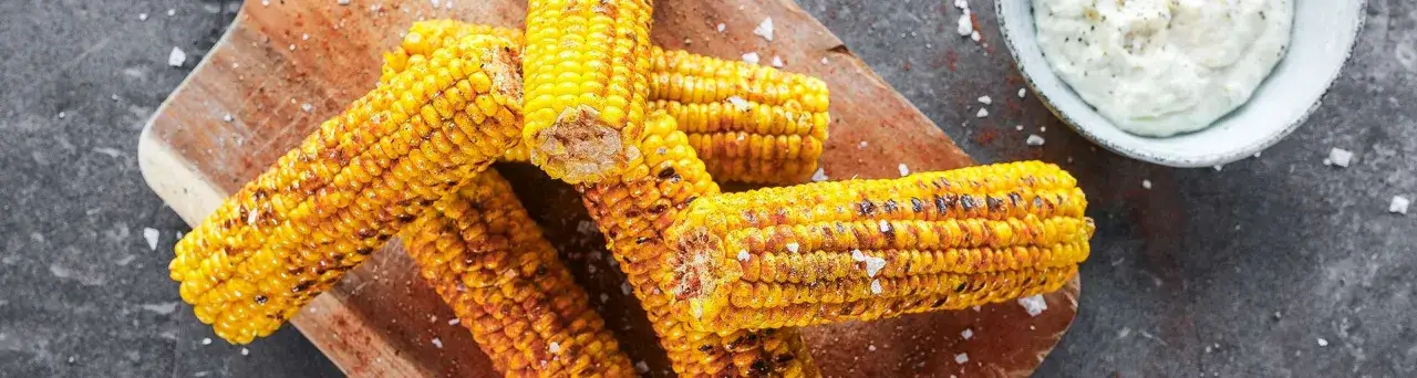 Grilla majskolv med h&auml;rliga grillr&auml;nder, str&ouml;sslade med flingsalt. Perfekt tillbeh&ouml;r till sommarmiddagen.