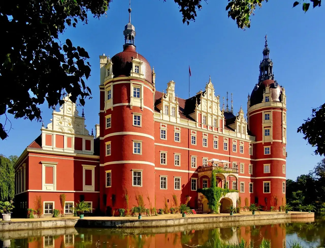 Czerwony zamek nad wodą, jedna z wspaniałych wschodnie niemcy atrakcje, z wieżami i ozdobnymi fasadami.