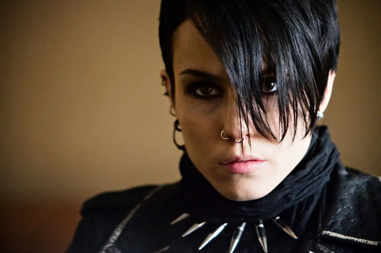 Noomi Rapace med sin ikoniska look, en påminnelse om hennes roller i filmer med noomi rapace.