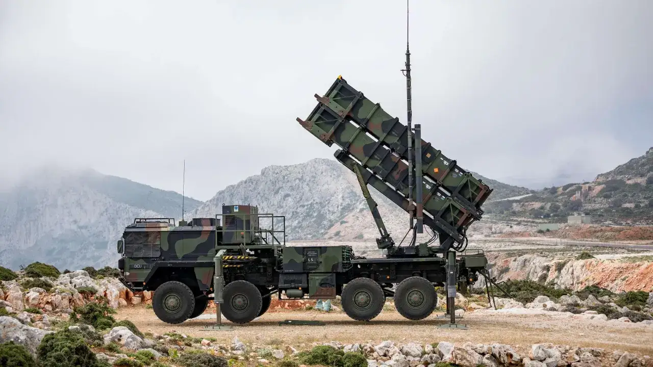 Ein Patriot-System, hergestellt von Raytheon, steht auf einem felsigen Hügel.