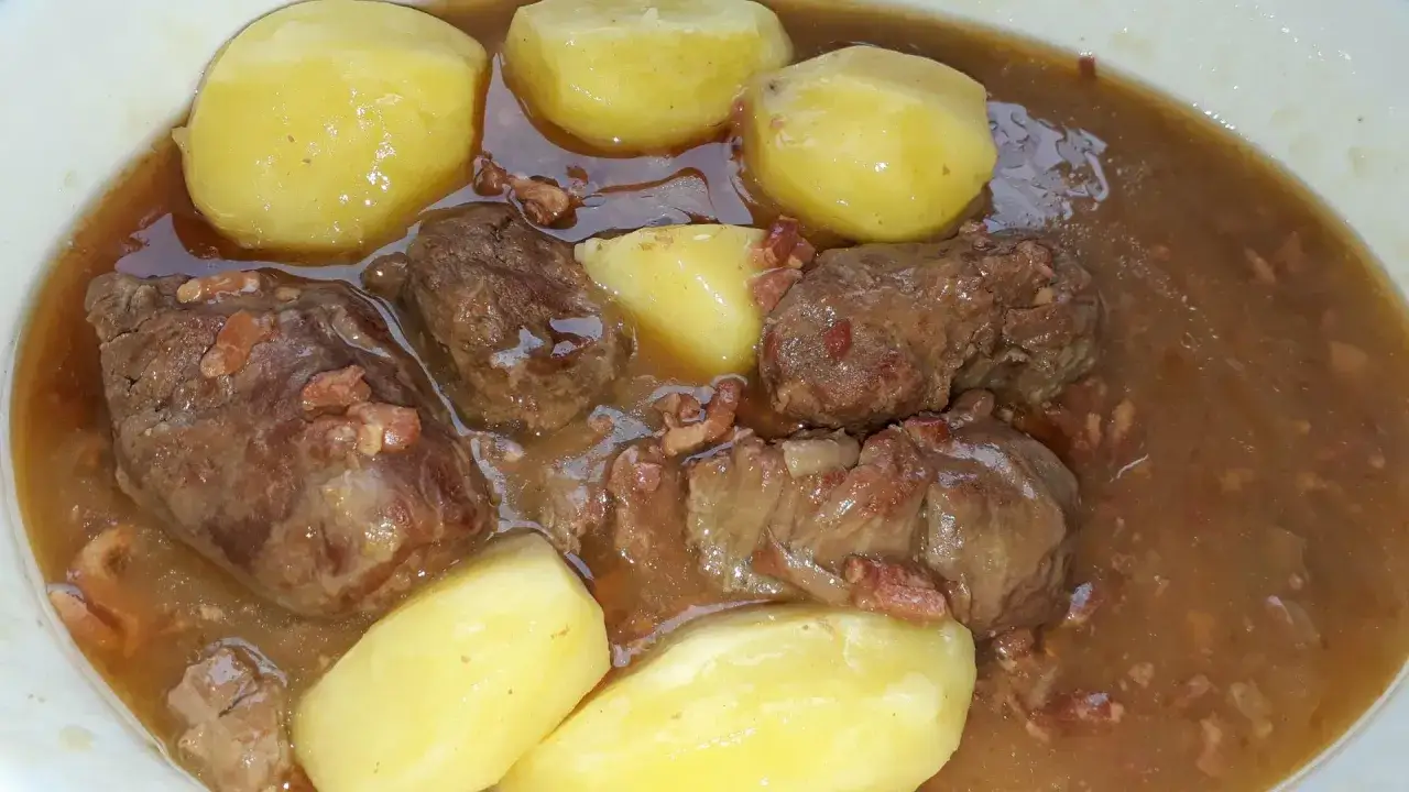 Joue de porc mijot&eacute;e dans une sauce savoureuse avec des pommes de terre, un plat r&eacute;confortant pr&eacute;par&eacute; au Cookeo.