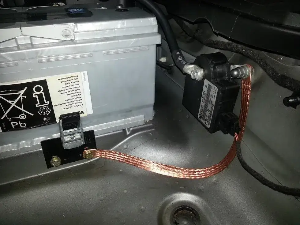 Audi A6 C6 punkty ładowania pod maską