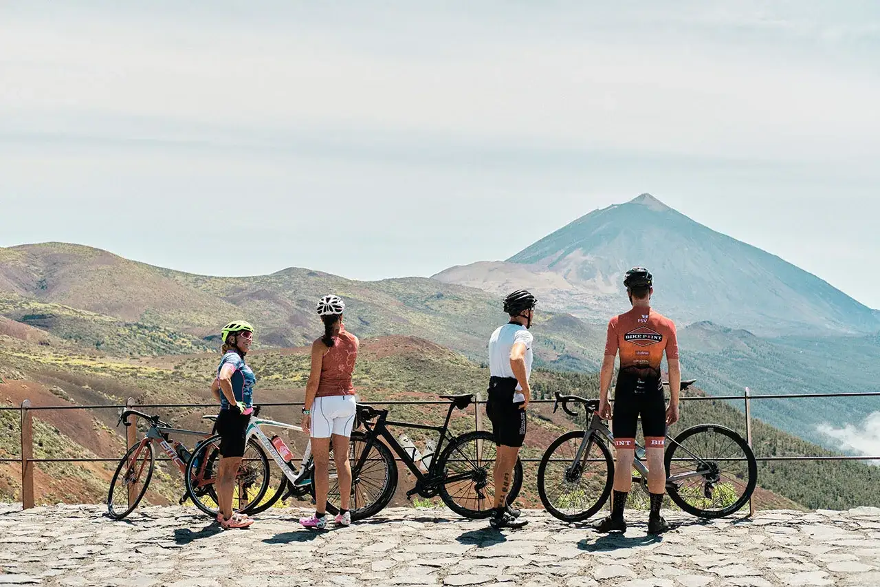 Ciclistas disfrutan de las impresionantes rutas en bici Tenerife con el Teide de fondo.