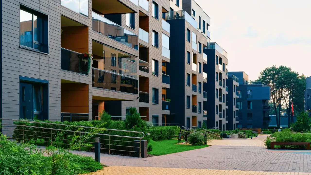Nowoczesne apartamentowce z balkonami. Czy najem instytucjonalny PRS doprowadzi do braku mieszkań na sprzedaż w 2026?
