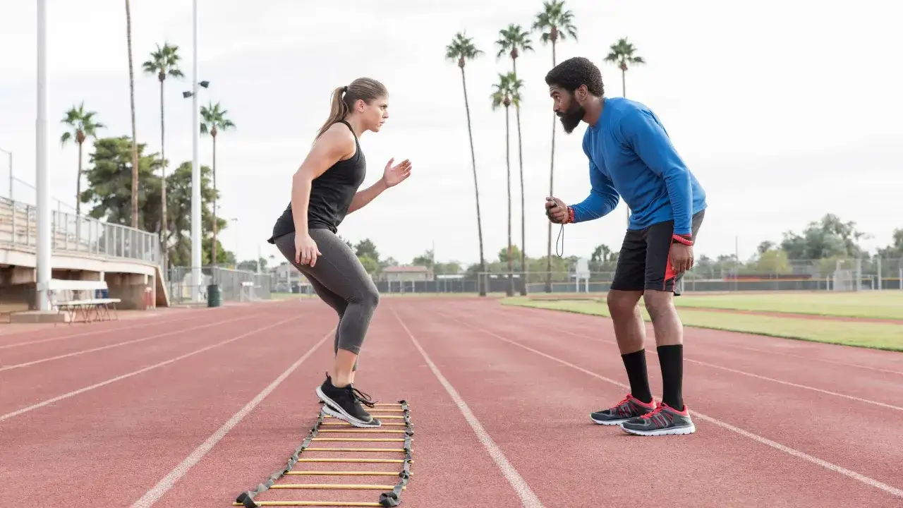 Allenamento su pista per migliorare la velocit&agrave; delle gambe, con un coach che cronometra.