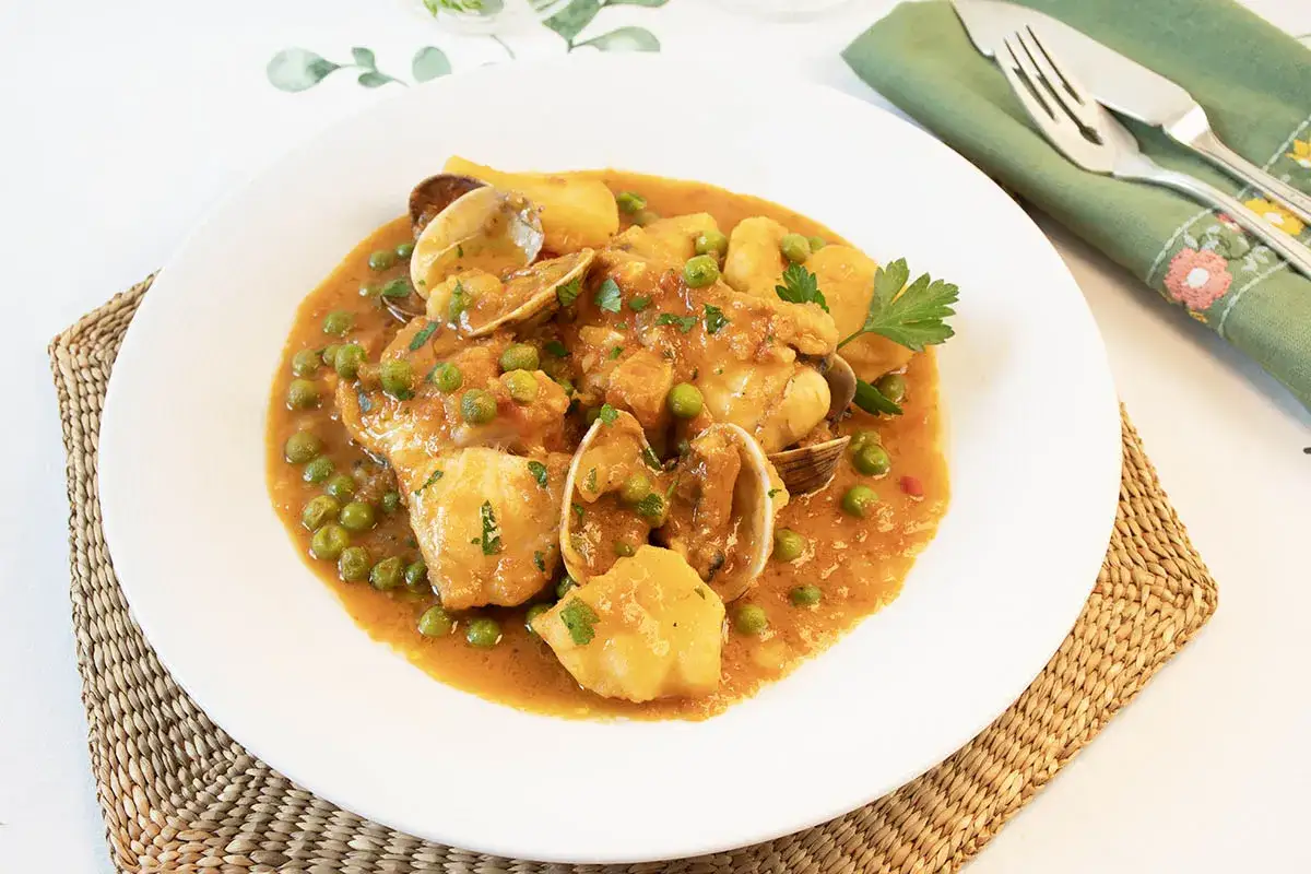 Rape en salsa con almejas y guisantes, un plato delicioso para tus recetas de rape.