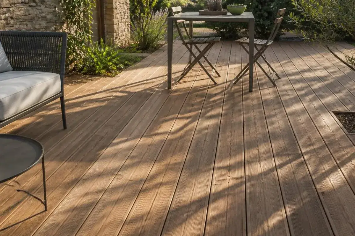 Terrasse en bois avec mobilier d'extérieur. Le prix terrasse bois au m2 varie selon les essences et la pose.