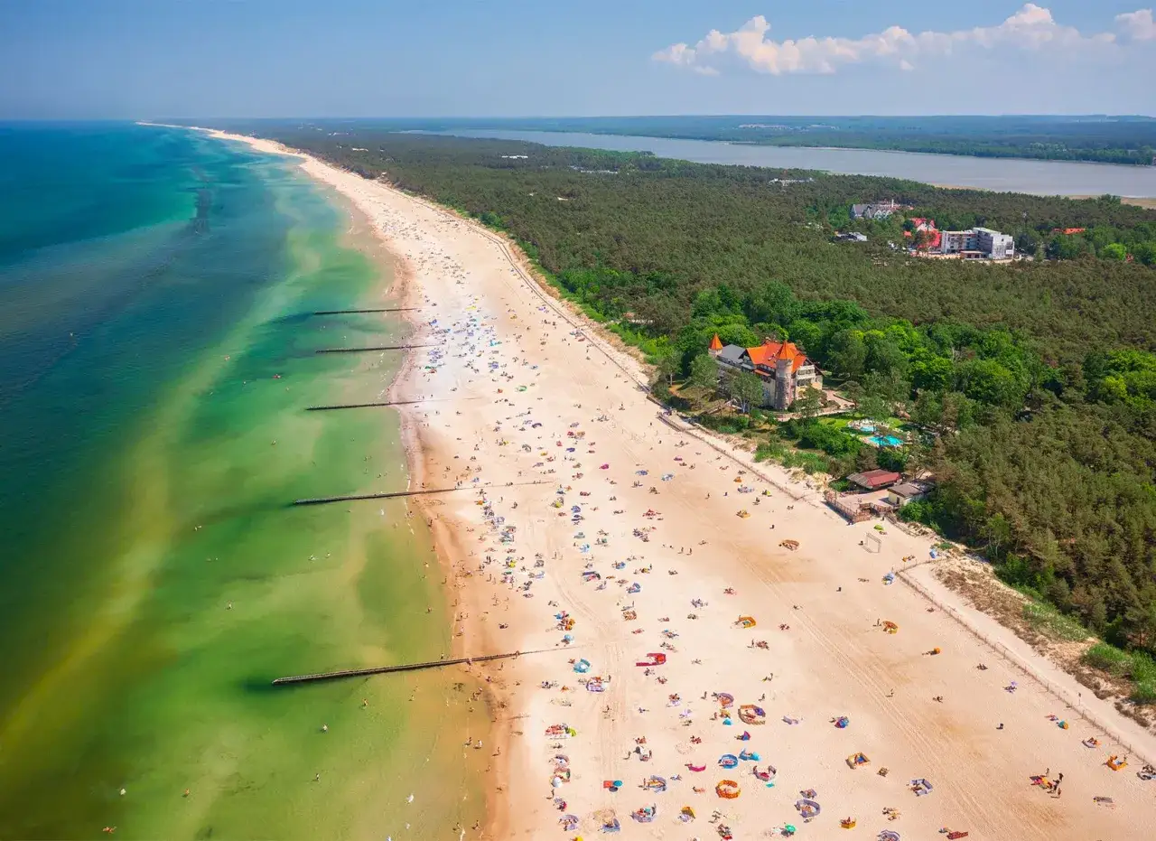 Łeba co zwiedzić? Piękna plaża, turkusowe morze i malowniczy zamek. Idealne miejsce na wakacje!