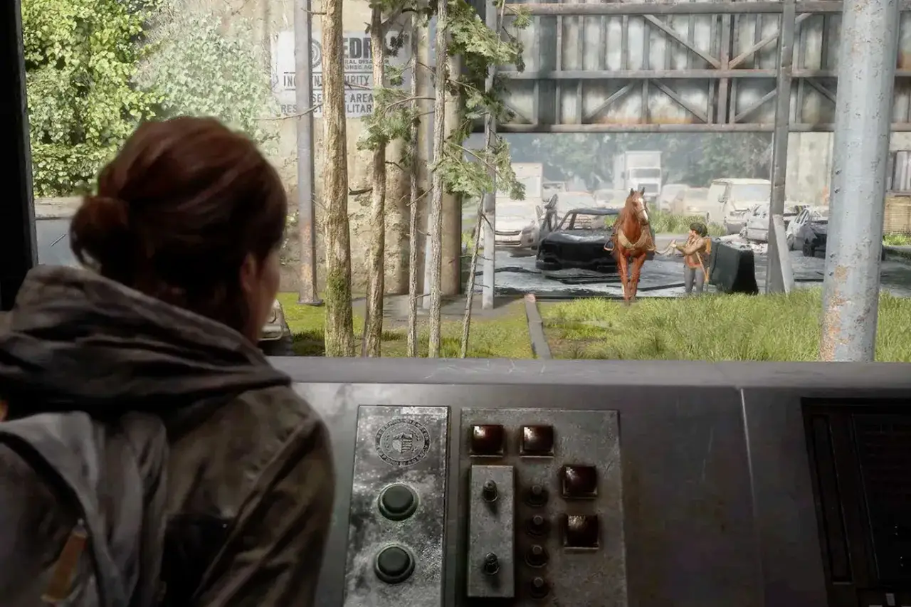 Ellie patrzy na panel sterowania, podczas gdy Abby prowadzi konia przez zniszczone miasto. Czy to kod do bramy The Last of Us 2?