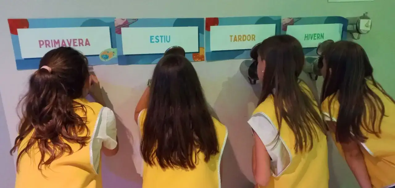 Ni&ntilde;as exploran las estaciones: Primavera, Estiu, Tardor, Hivern. Un ejemplo de inteligencia m&uacute;ltiple en acci&oacute;n.