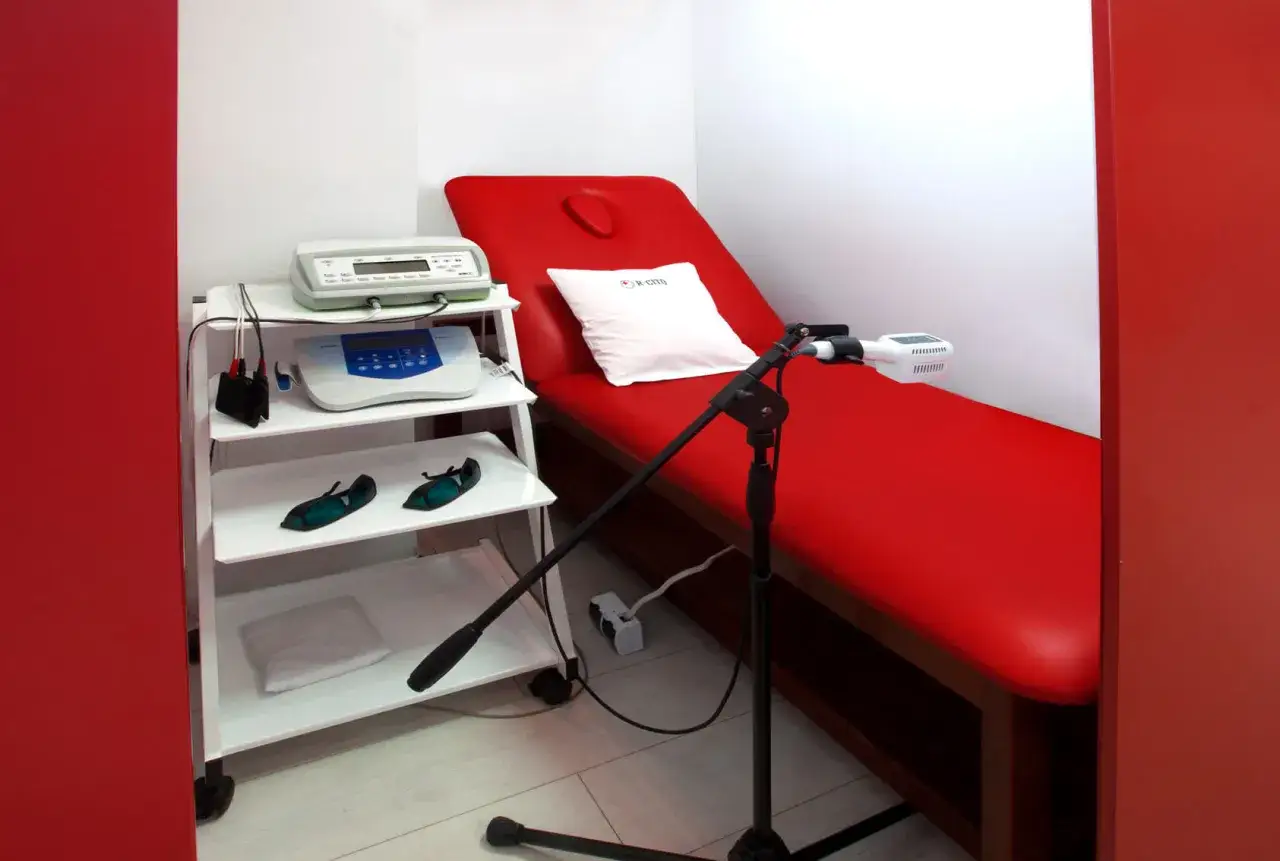Gabinet rehabilitacyjny z ł&oacute;żkiem, aparaturą i urządzeniem do laser punktowy rehabilitacja.