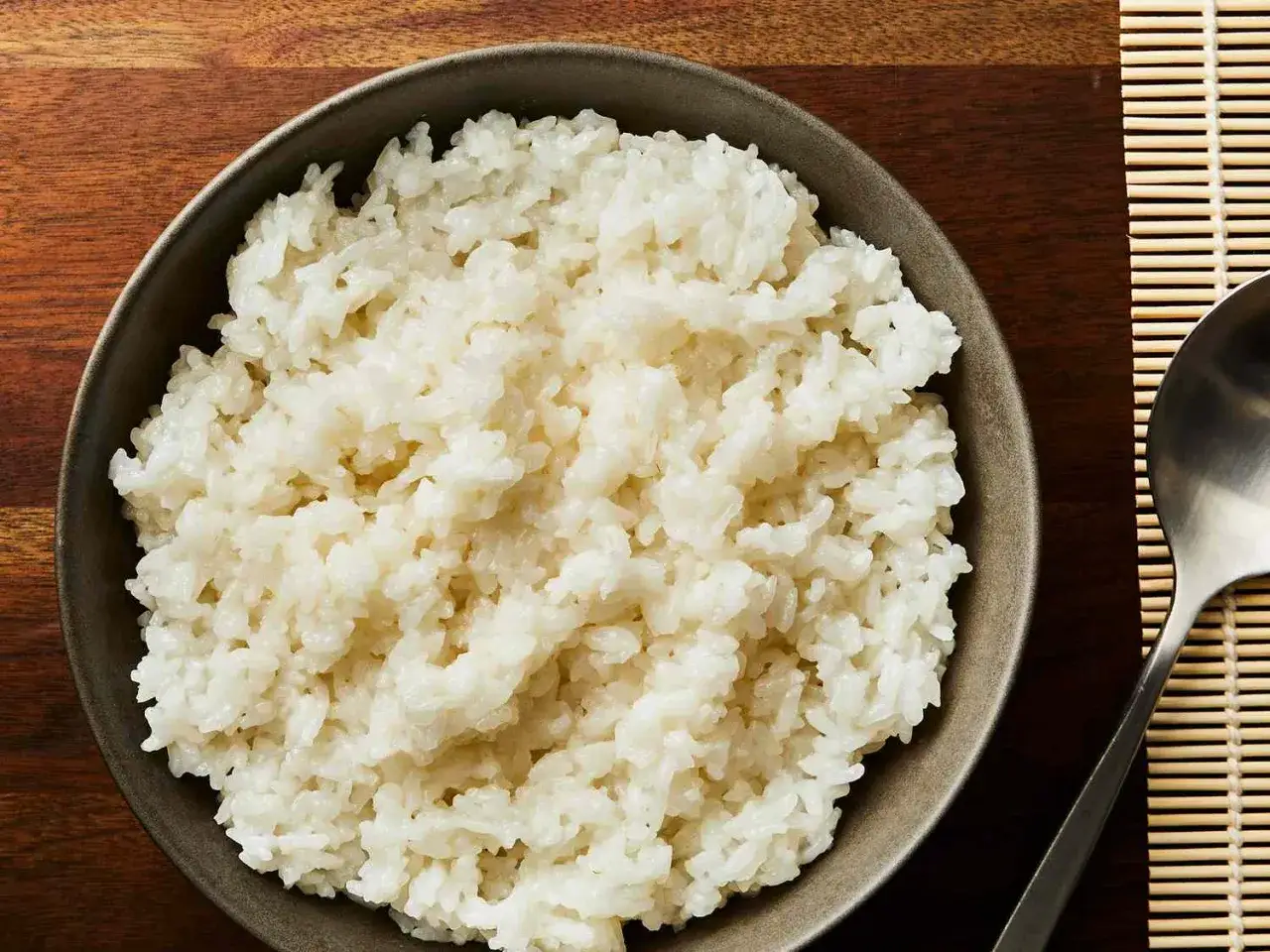 Idealny ryż do sushi: puszysty, kleisty, gotowy do zwinięcia. Poznaj sekret, jak ugotować ryż do sushi.