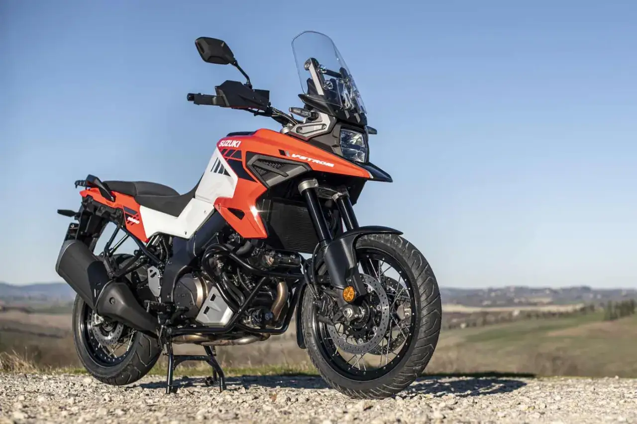 Suzuki V-Strom 1050: un'avventura su due ruote. Le opinioni dei motociclisti la descrivono come una moto versatile e performante, perfetta per ogni viaggio.
