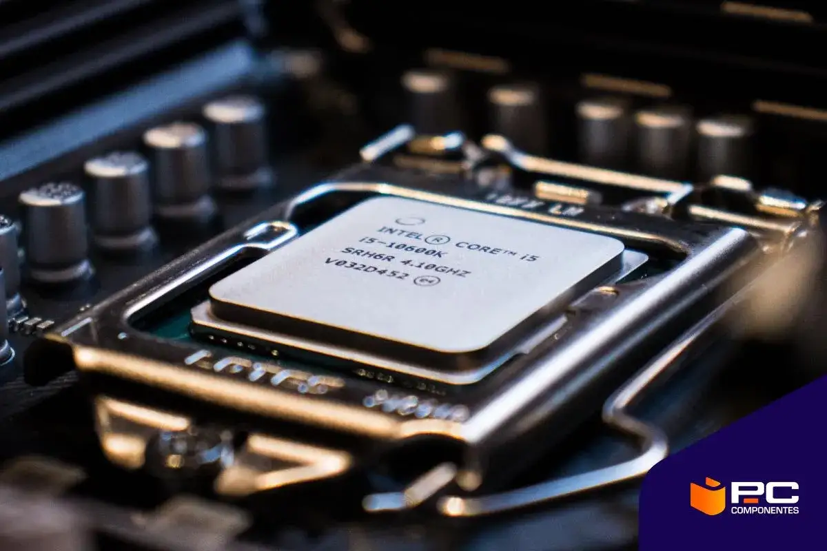 Procesador de ordenador Intel Core i5-10600K instalado en una placa base.