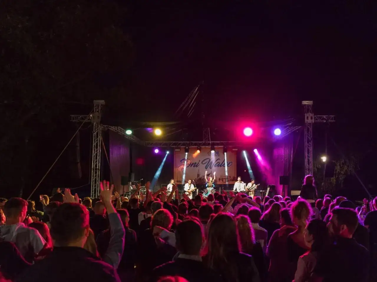 Koncert na Dniach Wąbrzeźna. Widać scenę z zespołem i rozbawiony tłum. Teraz my zespół!