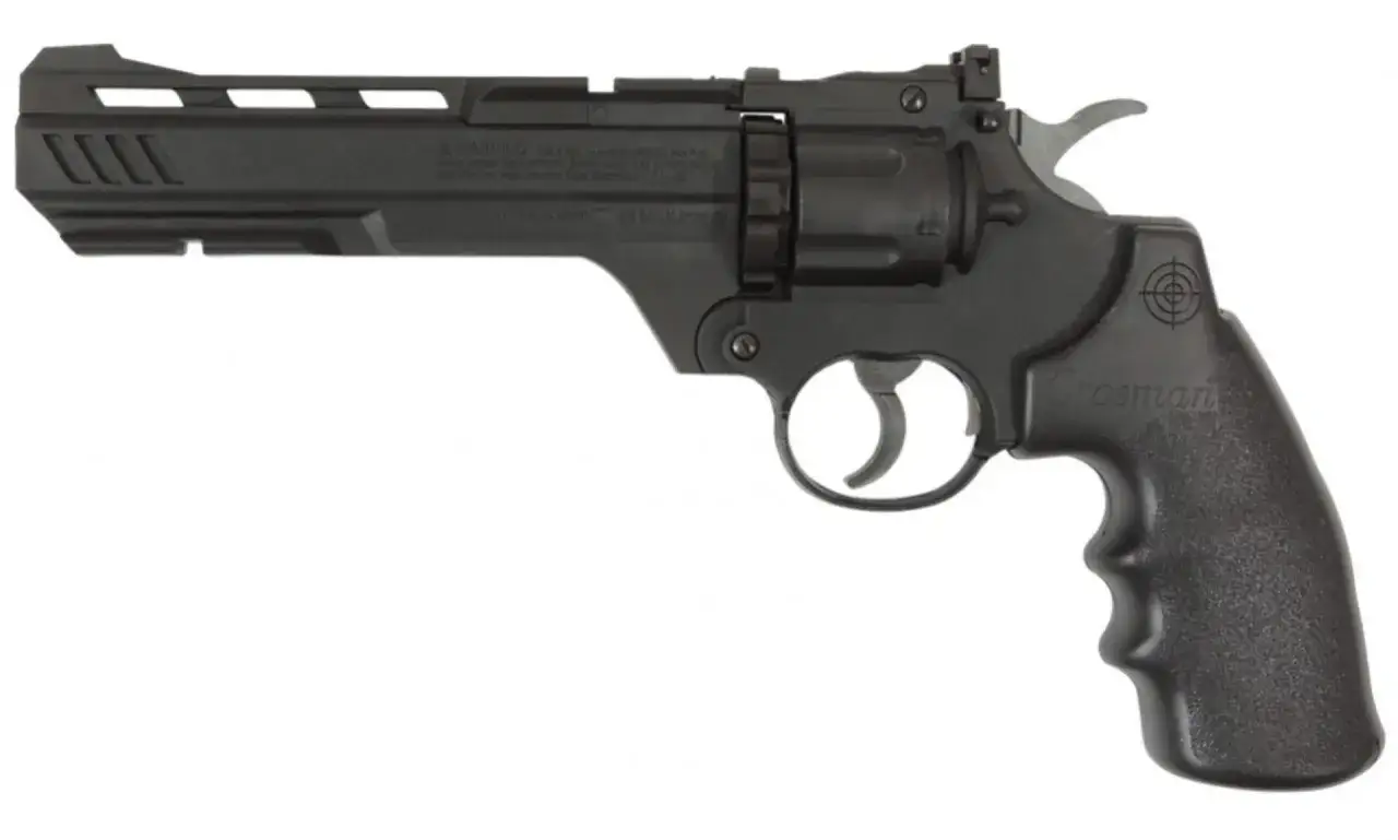 Czarny rewolwer Crosman Vigilante z celownikiem i wygrawerowanym logo.