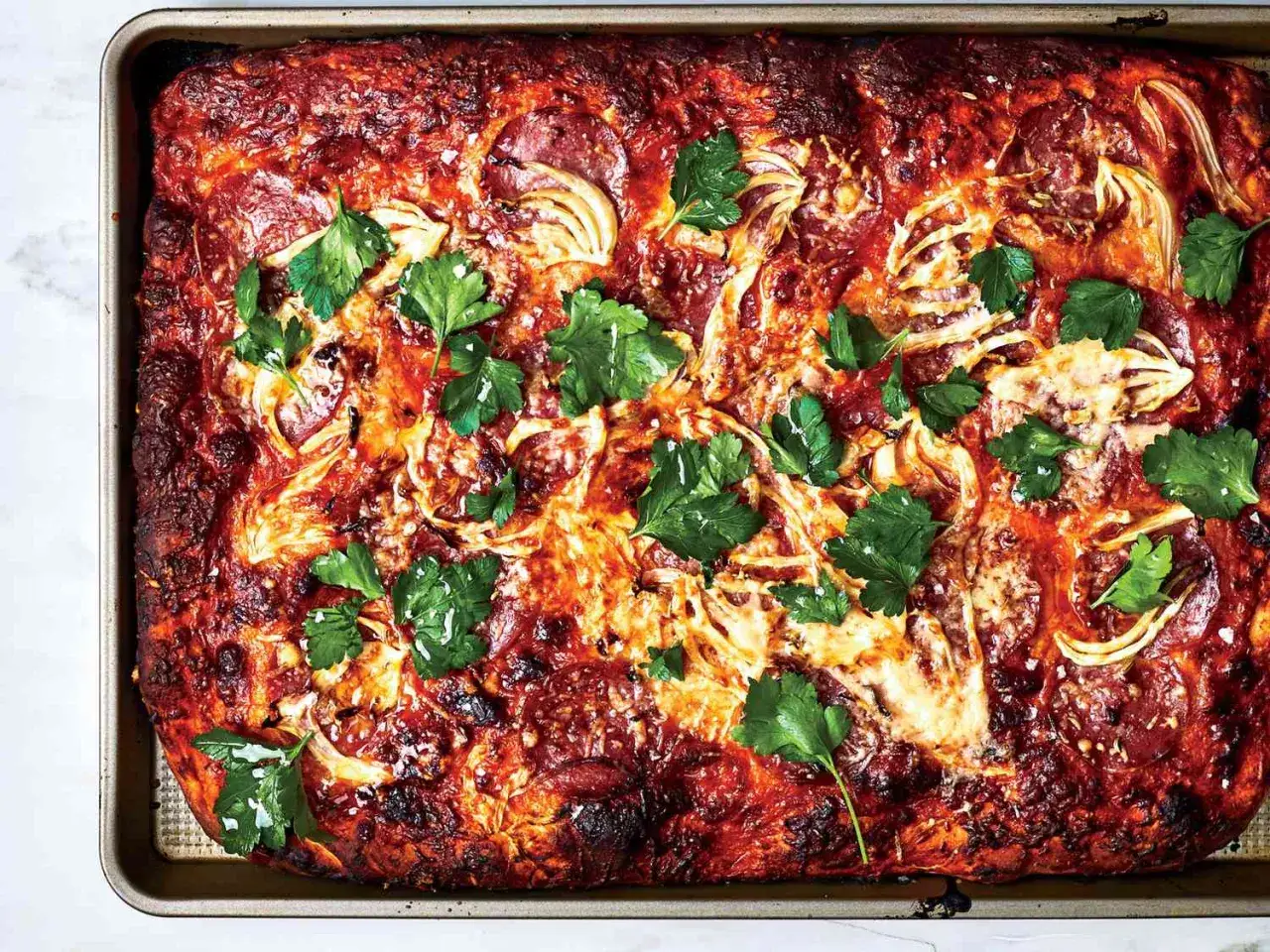 Herzhaftes italienisches Gericht mit Salami, Zwiebeln und Käse, garniert mit Petersilie. Perfekt für Salami Rezepte Italienisch.