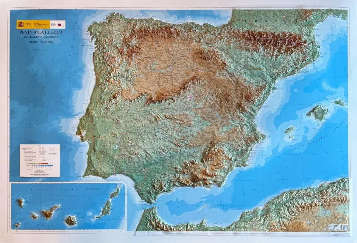 Mapa fizyczny Półwyspu Iberyjskiego, z widoczną Portugalią, która graniczy z Hiszpanią. Widać też Baleary i Wyspy Kanaryjskie.