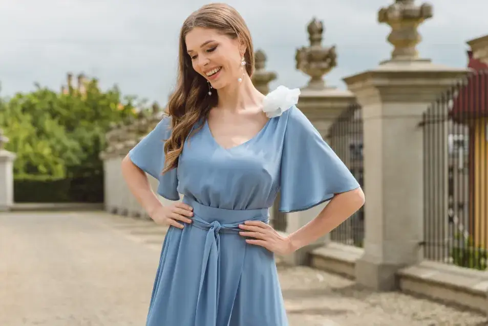 eleganckie sukienki ciążowe na wesele fasony