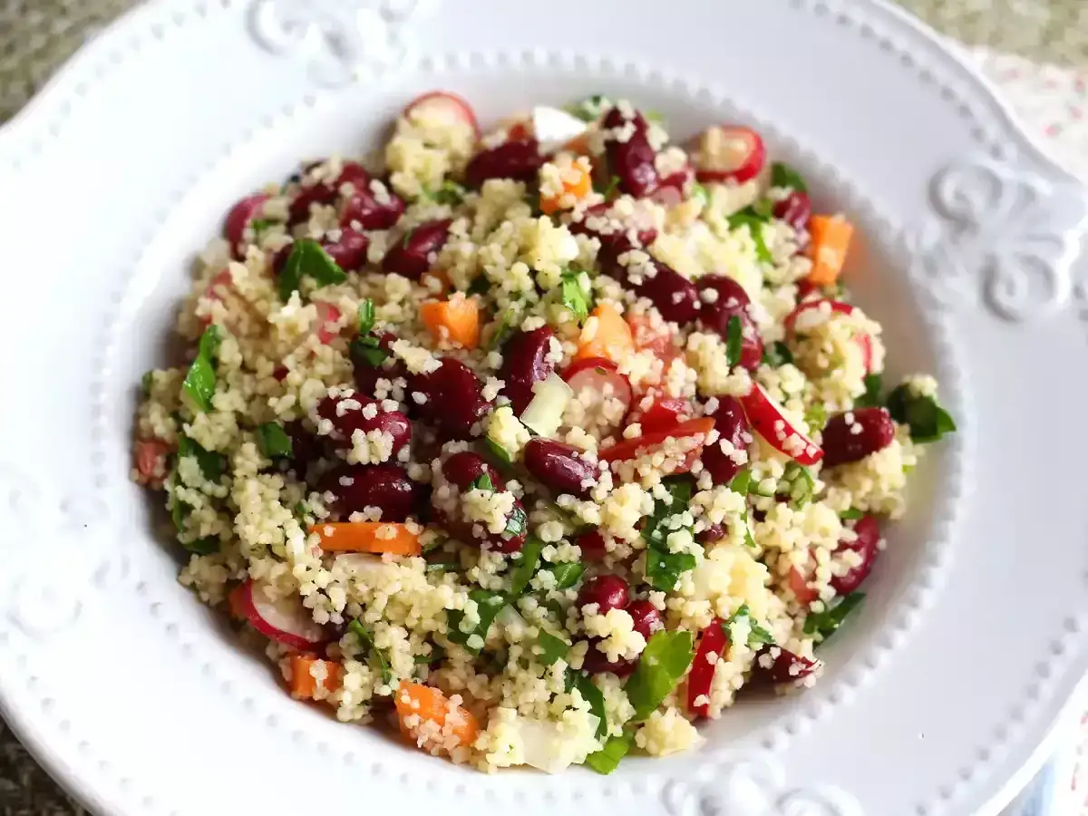 En h&auml;rlig couscous sallad med b&ouml;nor, r&auml;disor och mor&ouml;tter. Perfekt f&ouml;r en l&auml;tt lunch eller som tillbeh&ouml;r.