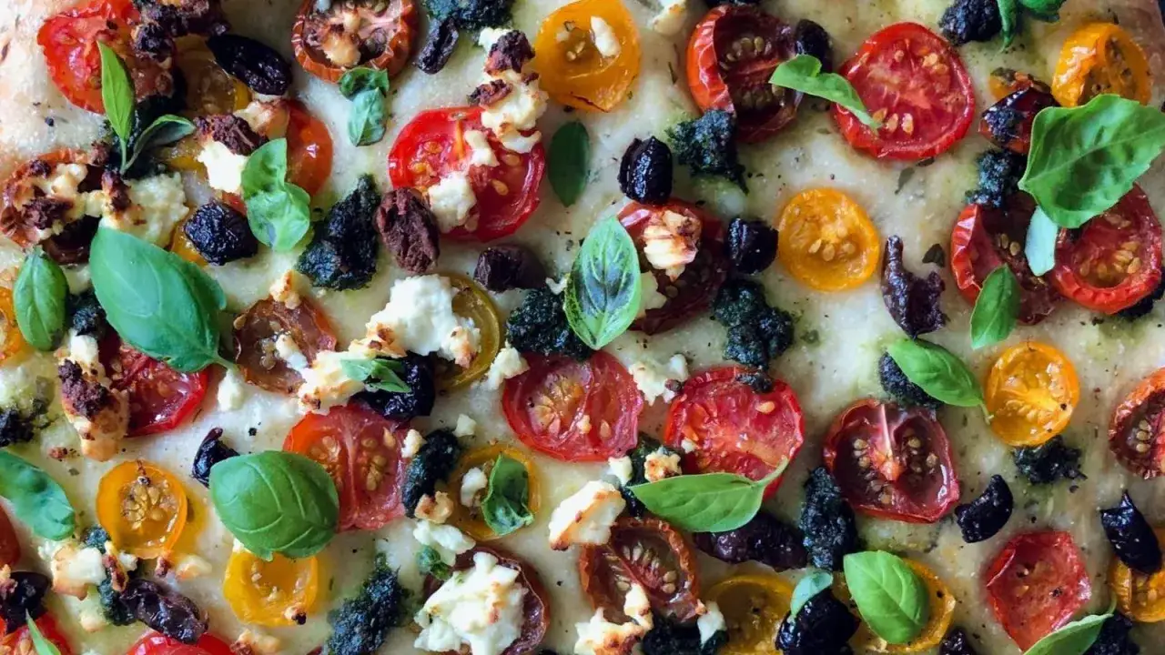 Focaccia mit bunten Tomaten, Oliven, Mozzarella und Basilikum. Perfekt als Beilage oder als leichte Mahlzeit, diese Dips zu Focaccia sind ein Genuss.