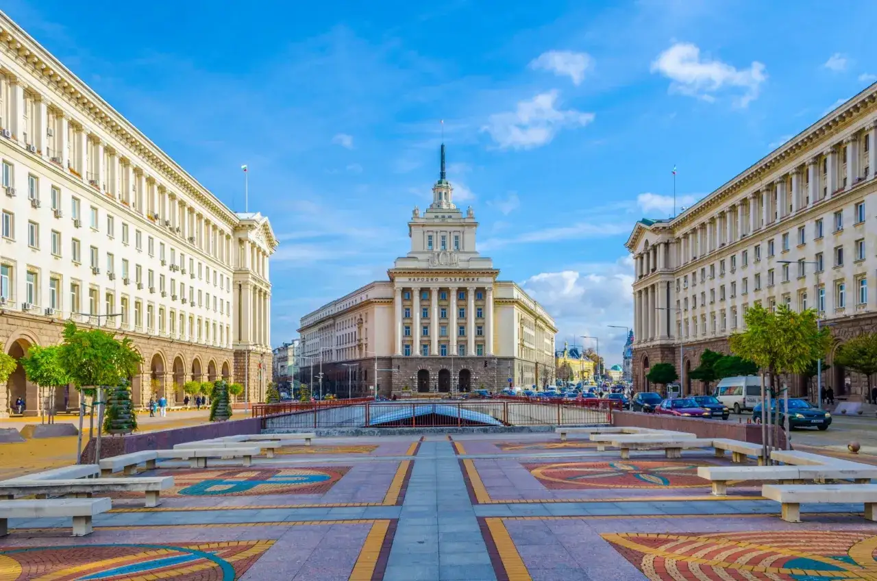 Plac przed budynkiem Narodowego Zgromadzenia w Sofii. Gdzie jest Sofia? Tutaj, w sercu stolicy Bułgarii!