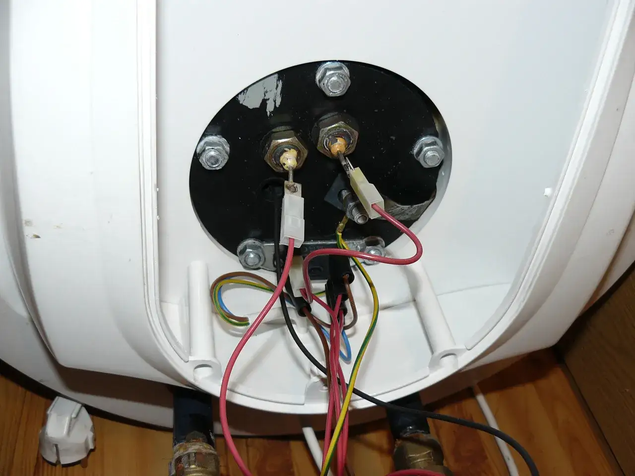 Widok na tył bojlera z widoczną anoda magnezową, elementami grzewczymi i przewodami elektrycznymi.